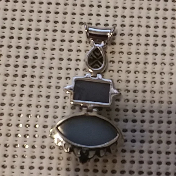 Sajen Pendant - Picture 3 of 8